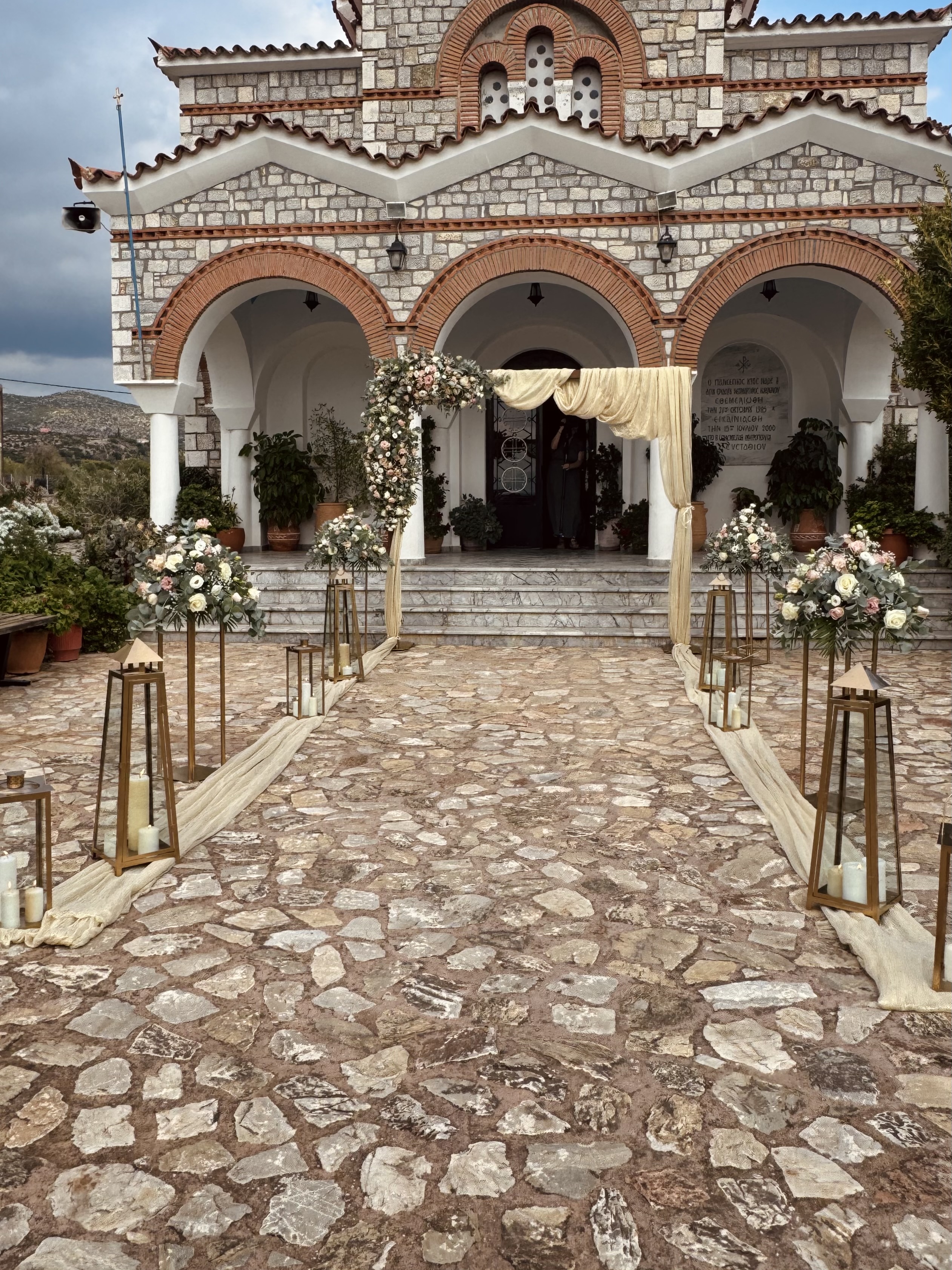 Elegant ροζ και λευκός γαμήλιος στολισμός